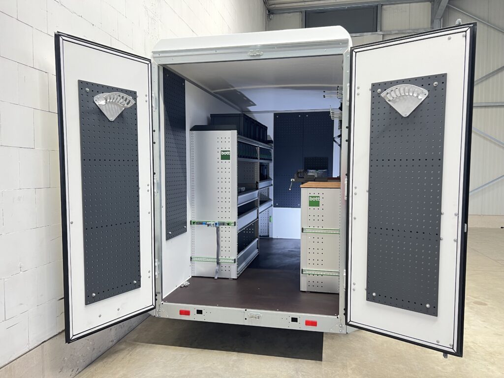 Mobile Werkstatt Anhänger mit bott Werkstatteinrichtung von Rosemeier – flexibel und individuell konfigurierbar