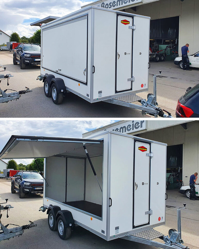 Böckmann Kofferanhänger mit Doppelflügeltür und Eingangstür über der Deichsel – vielseitig nutzbar als Transport- und Verkaufsanhänger