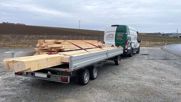 Stedele Drehschemelanhänger 3,5 t mit 6 m Ladefläche im Einsatz bei der Zimmerei Kuglmeier in Pilsting für Holztransport