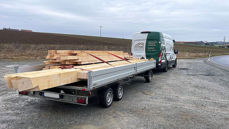 Stedele Drehschemelanhänger 3,5 t mit 6 m Ladefläche im Einsatz bei der Zimmerei Kuglmeier in Pilsting für Holztransport