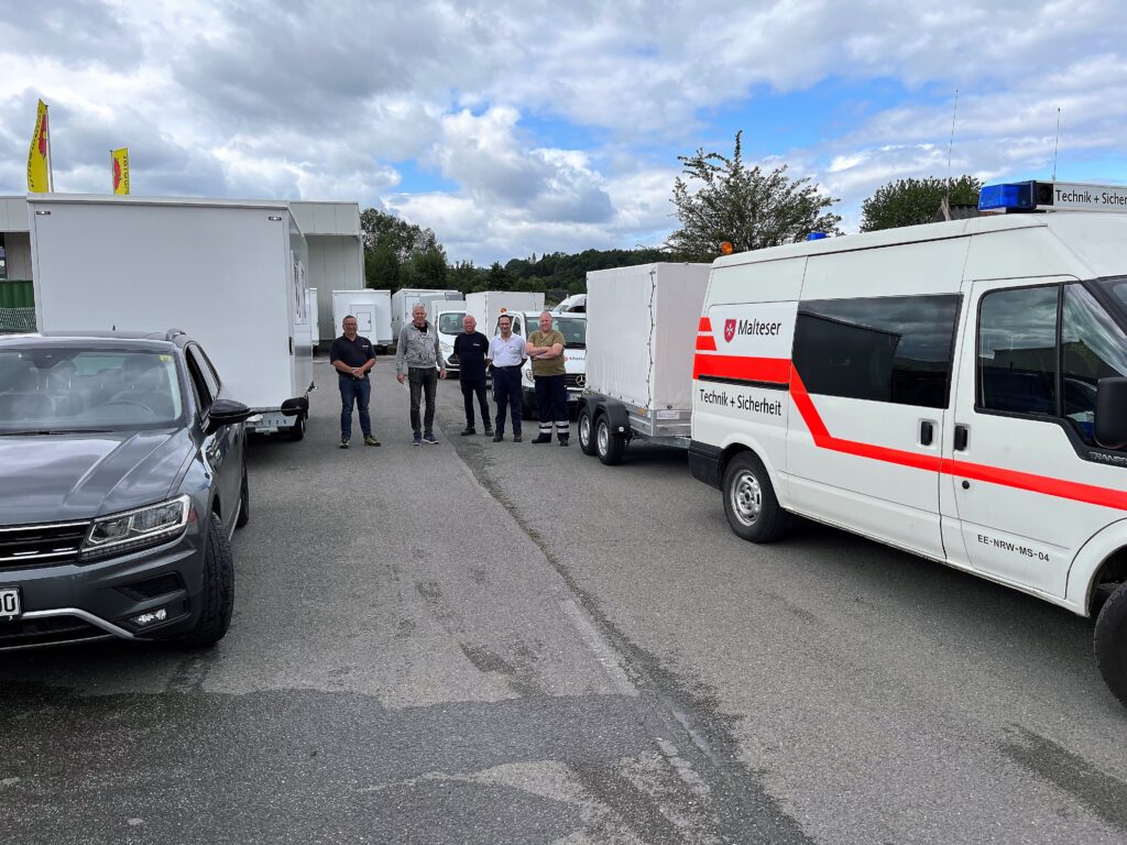 Rosemeier übergibt Böckmann Anhänger und Mobile Medical Anhänger an Malteser Hilfsdienst Münster